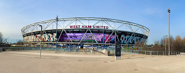 Foto mot London Stadium tatt fra Westfield Shopping Centre